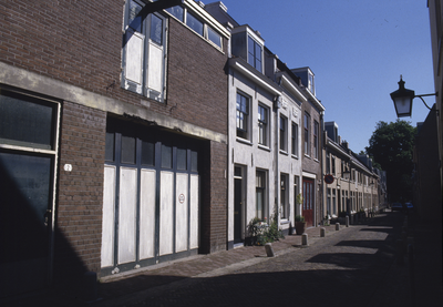 853575 Gezicht op de voorgevels van de huizen Keukenstraat 2 (links)- hoger te Utrecht.